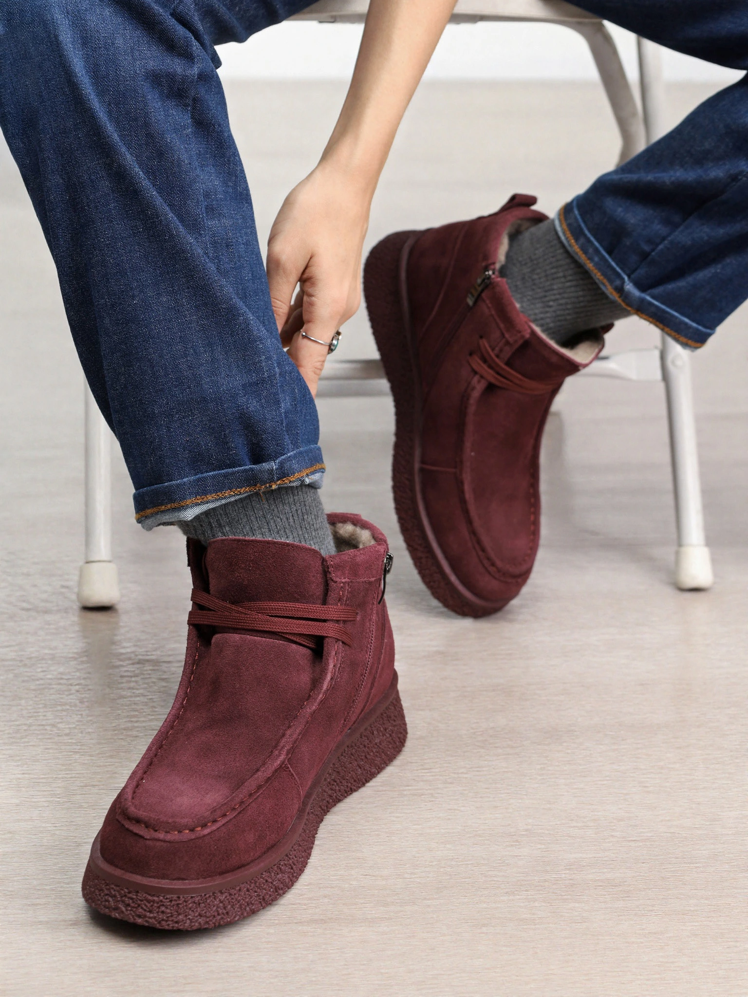 Ботинки бордового цвета из натуральной замшы на средней платформе